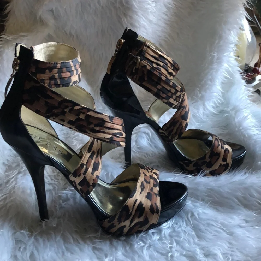 GUESS LEOPARD PRINT HEELS